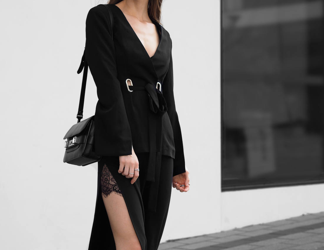 All black outfit minimal fashion blogger